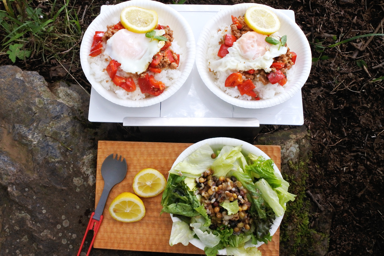 【山ごはん】ガパオライスと野菜サラダの簡単レシピ