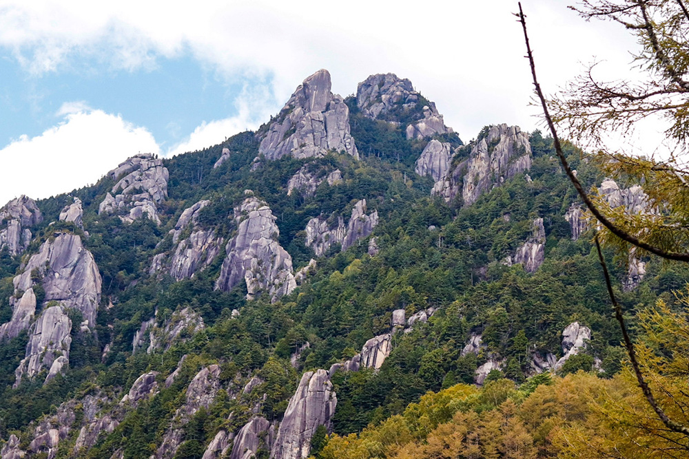 瑞牆山へ1泊2日のテント泊登山。ゴロゴロ巨岩とヒヤリとする絶壁の大展望に感動！