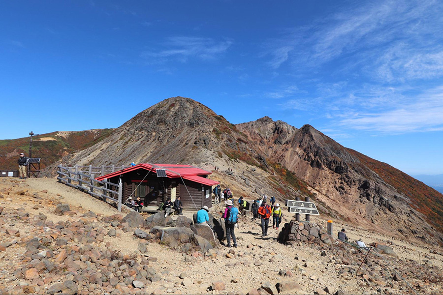 【那須岳（茶臼岳・朝日岳）】火山のダイナミックな光景と紅葉をロープウェイを利用して楽しむ日帰り登山